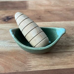 Decorative bowl with grinder set